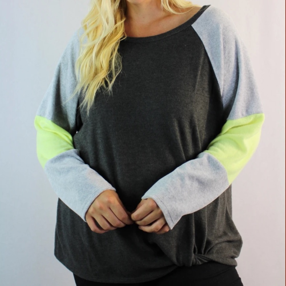 (2X) Plus Size Front Twist Scoop Neck Sweater